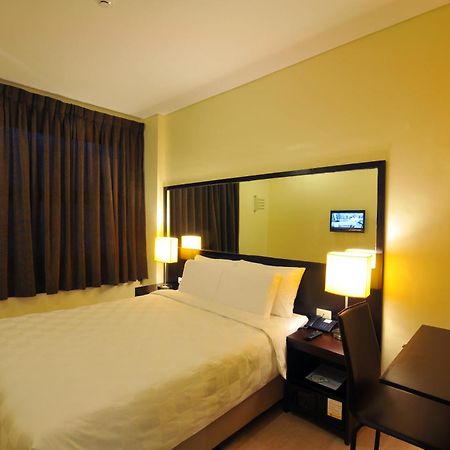 โกโฮเต็ล อีโลยโล Hotel อีโลอีโลซิตี้ ภายนอก รูปภาพ