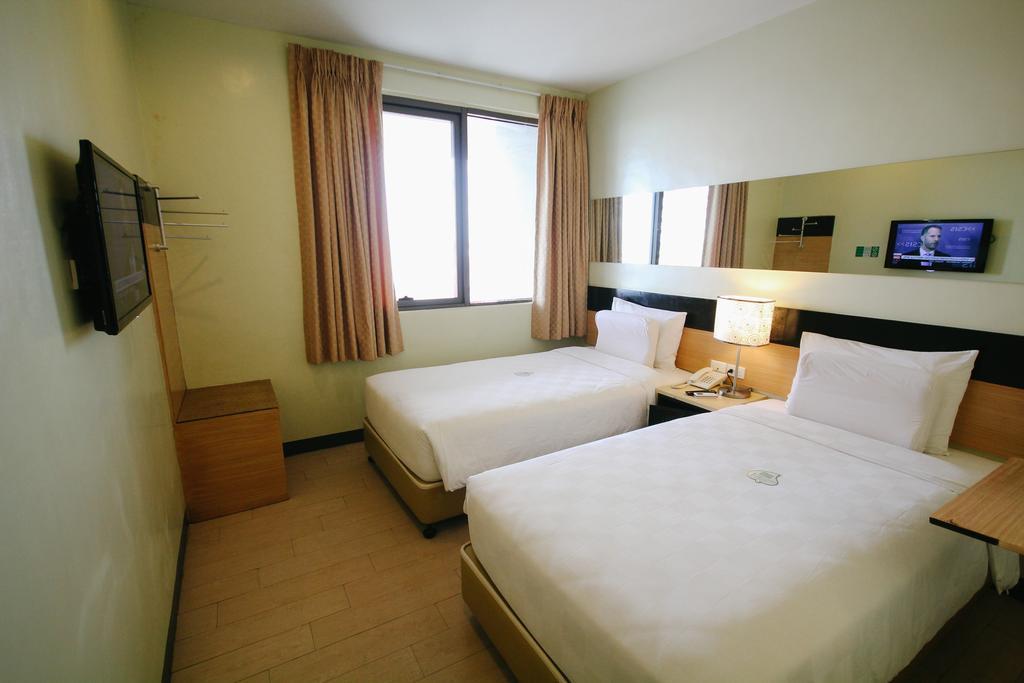โกโฮเต็ล อีโลยโล Hotel อีโลอีโลซิตี้ ภายนอก รูปภาพ