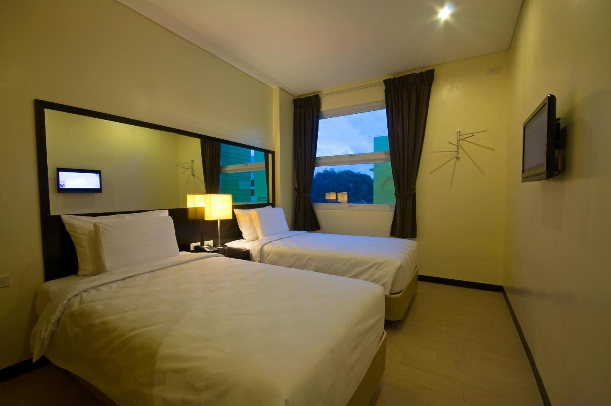 โกโฮเต็ล อีโลยโล Hotel อีโลอีโลซิตี้ ภายนอก รูปภาพ