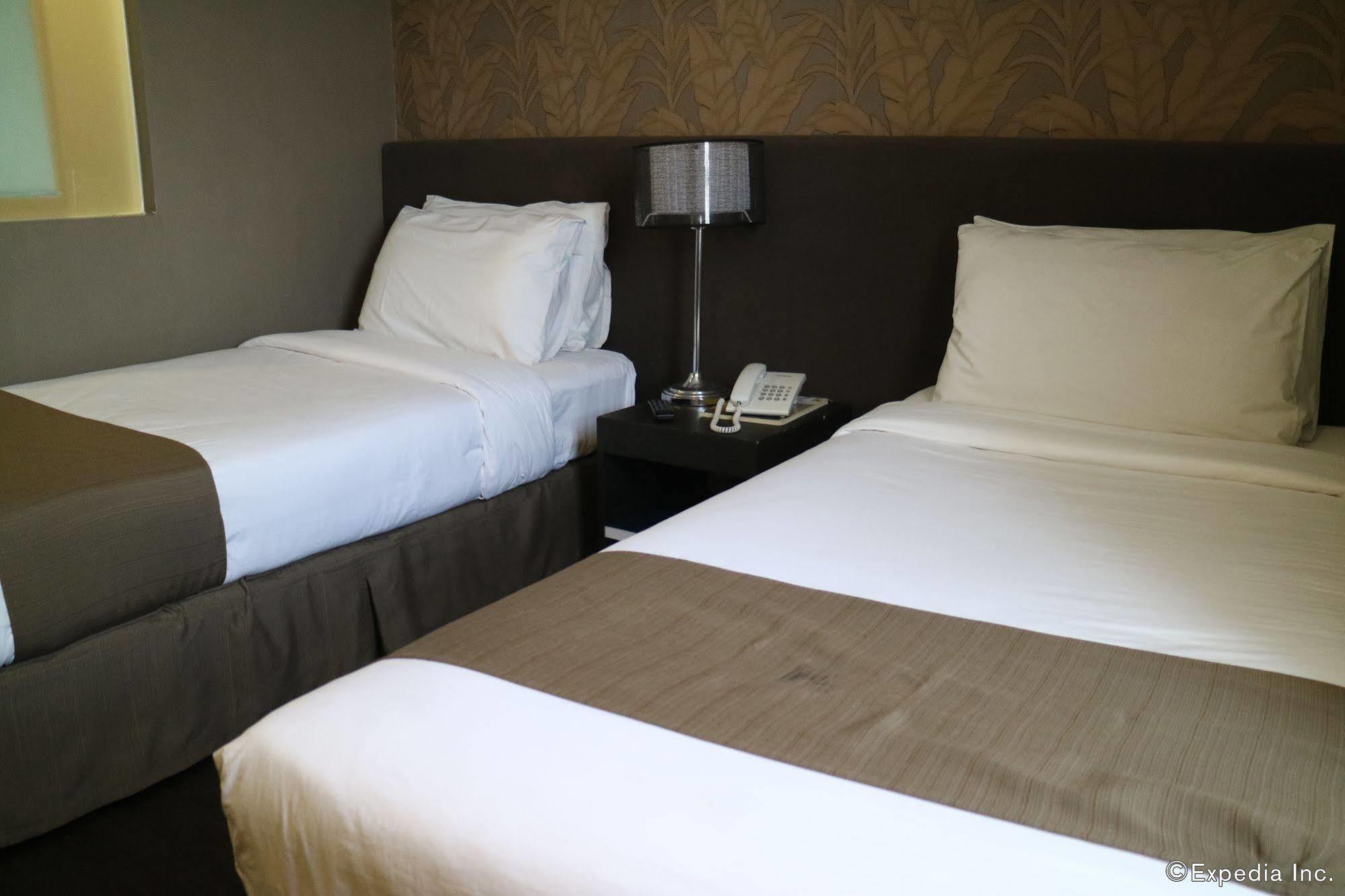 โกโฮเต็ล อีโลยโล Hotel อีโลอีโลซิตี้ ภายนอก รูปภาพ